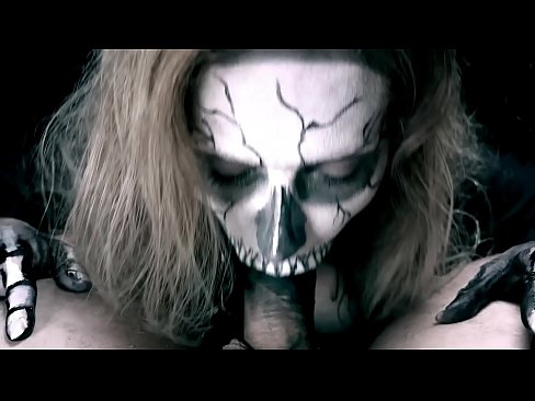 ❤️ Demoon meisie suig haan met haar swart mond en sluk cum. ❤️  Seks by ons af.libporno.ru ❌️